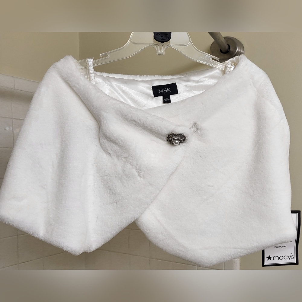 White faux fur stole with pearl & diamond pendant from Macy's Size XL